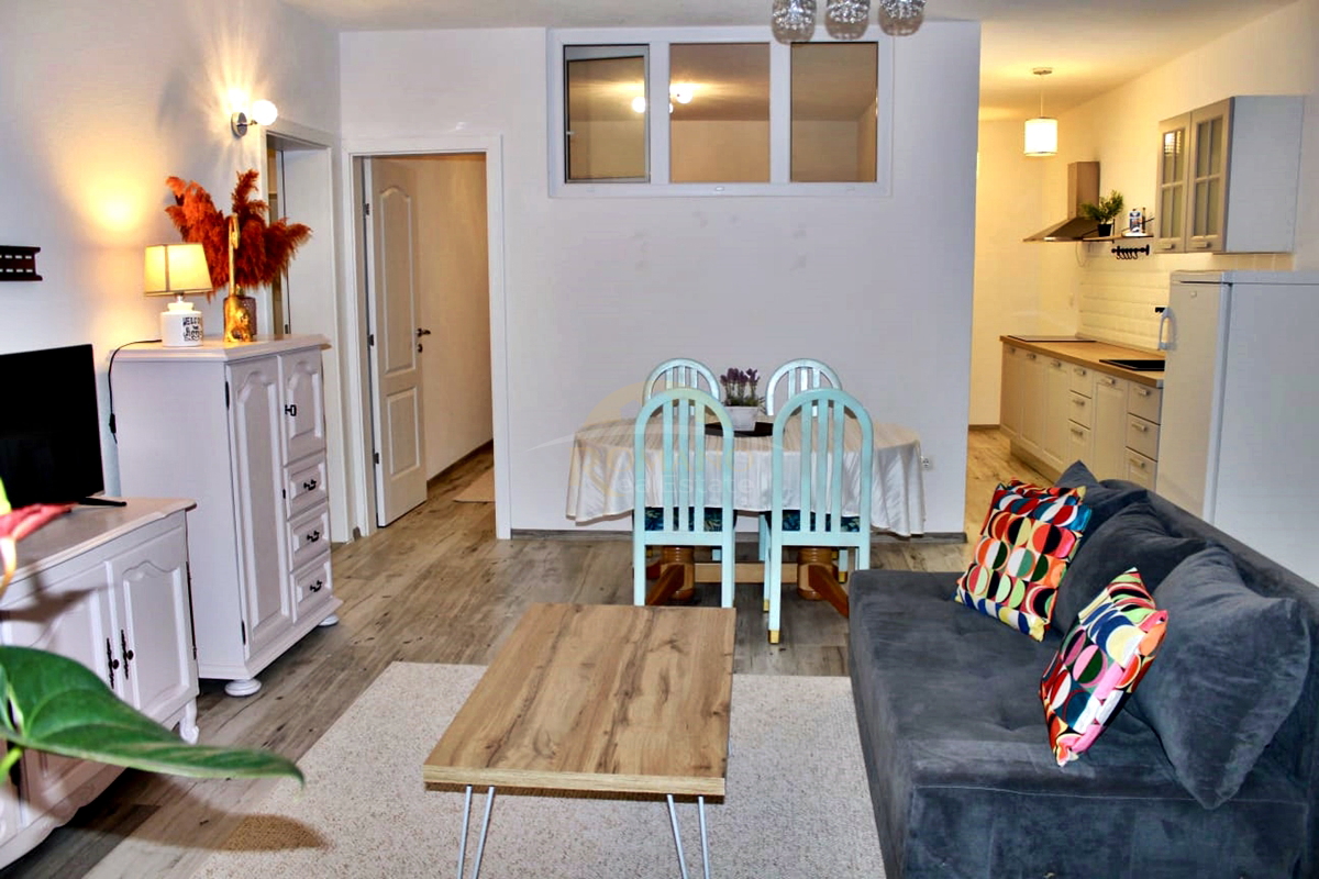 Stanovanje v pritličju s teraso in parkirnim mestom v garaži